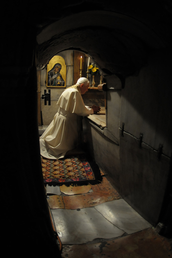 Papst im Grab Christi in Jerusalem 15.5.2009
